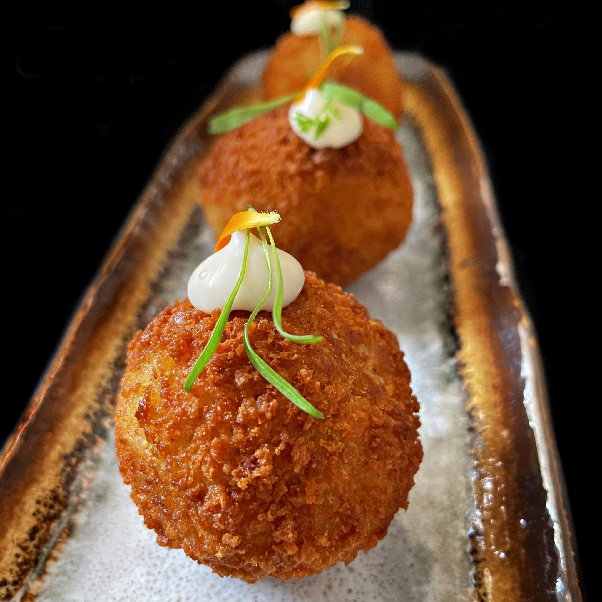 Croqueta líquida de manitas de cerdo y carabinero con mayonesa de lima